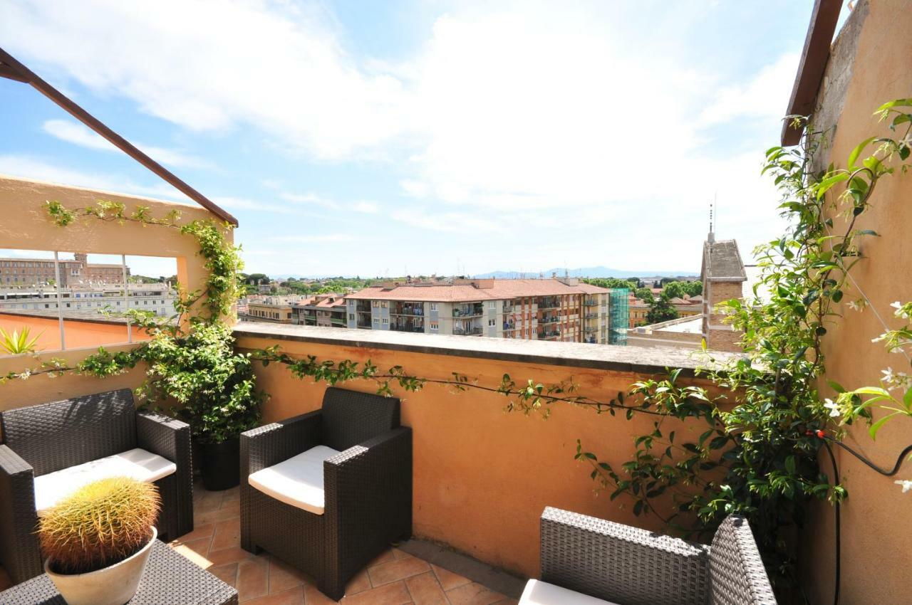Appartamento Penthouse With View Roma Esterno foto