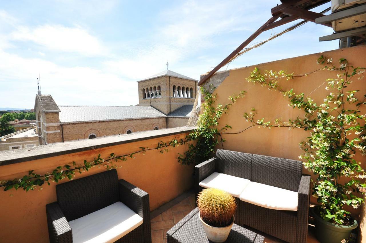 Appartamento Penthouse With View Roma Esterno foto